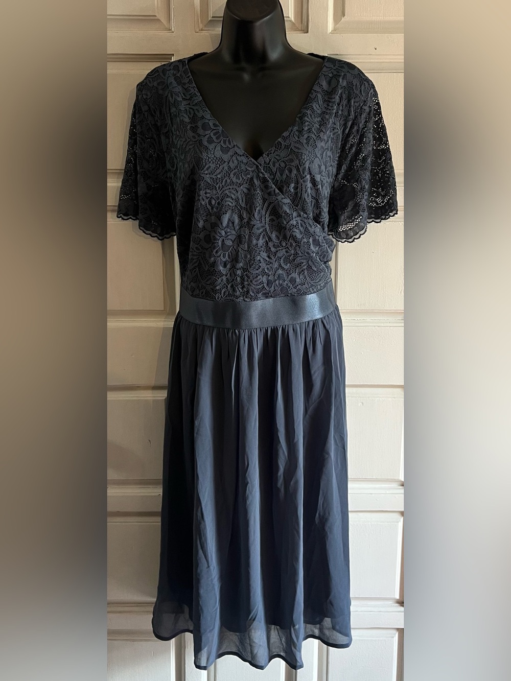 Miusol Gray Lace Flutter Sleeve Midi Dress